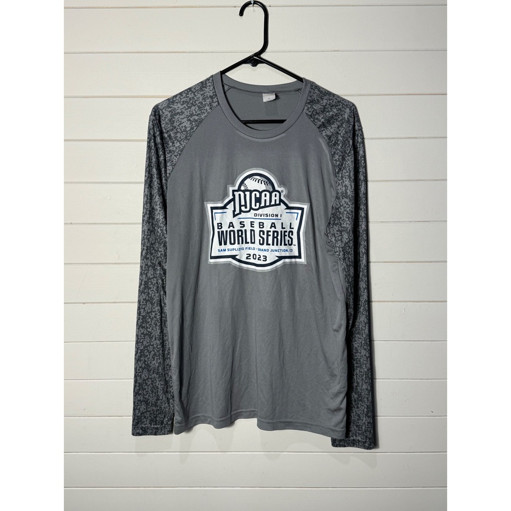Sport-Tek Mens NJCAA 2023 Baseball World Series Long Sleeve Shirt Grey Large‎
